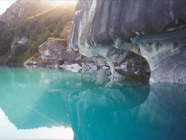 一 湖 世界 深い 絶景！世界一の透明度を誇るバイカル湖が凍ると、神秘的なエメラルド色に輝く！